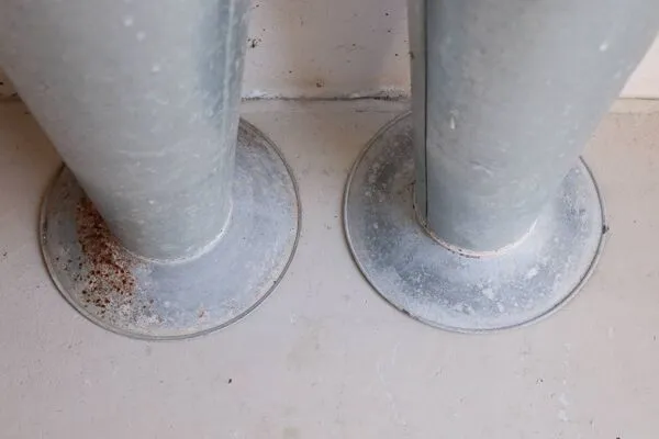 Illustration numéro 5 du produit Paire de grands vases de fleuriste en zinc