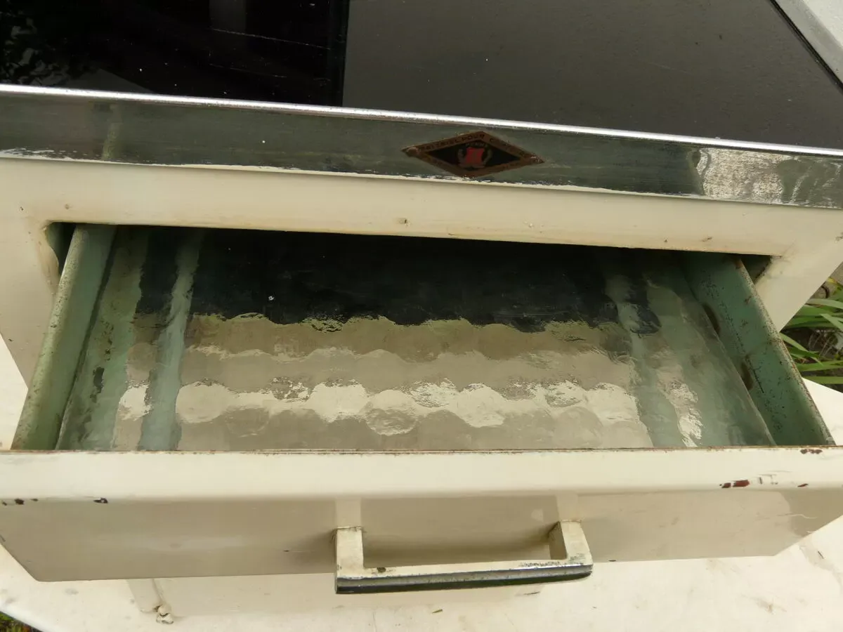 Illustration numéro 5 du produit Meuble de métier coiffeur années 60 en métal