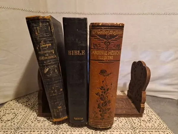 Illustration numéro 5 du produit Support à Livres à poser extensible et repliable en bois des iles sculpté années 1980