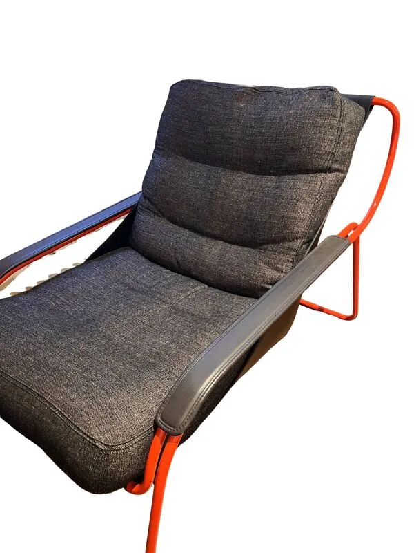 Illustration numéro 5 du produit Fauteuil et pouf Maggiolina –Design Marco Zanuso – Cuir & Structure orange