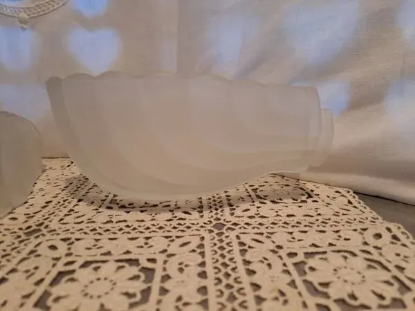 Illustration numéro 5 du produit Paire de globe d'appliques murales de style art déco en verre dépoli france 1930