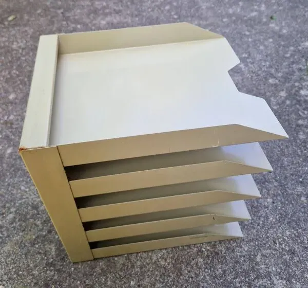 Illustration numéro 5 du produit Trieur à courrier en métal style industriel 1960