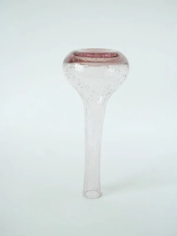 Illustration numéro 5 du produit Vse en verre bullé rose, dans le goût de Biot, signé, 1970