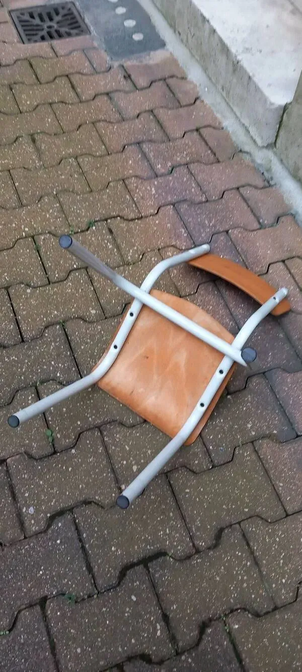 Illustration numéro 5 du produit Chaise vintage d'écolier