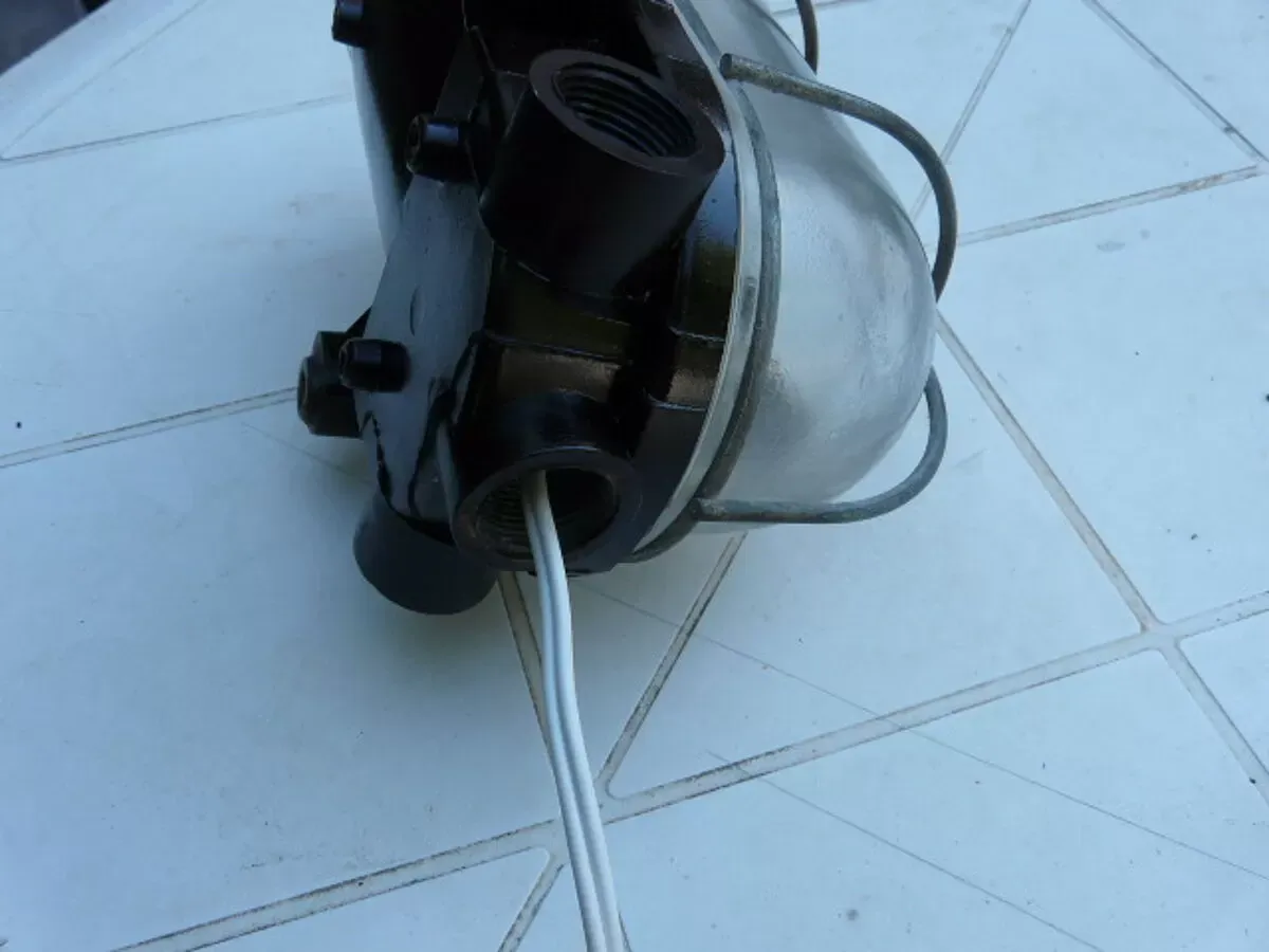 Illustration numéro 5 du produit Applique hublot lampe bakélite et verre avec grille