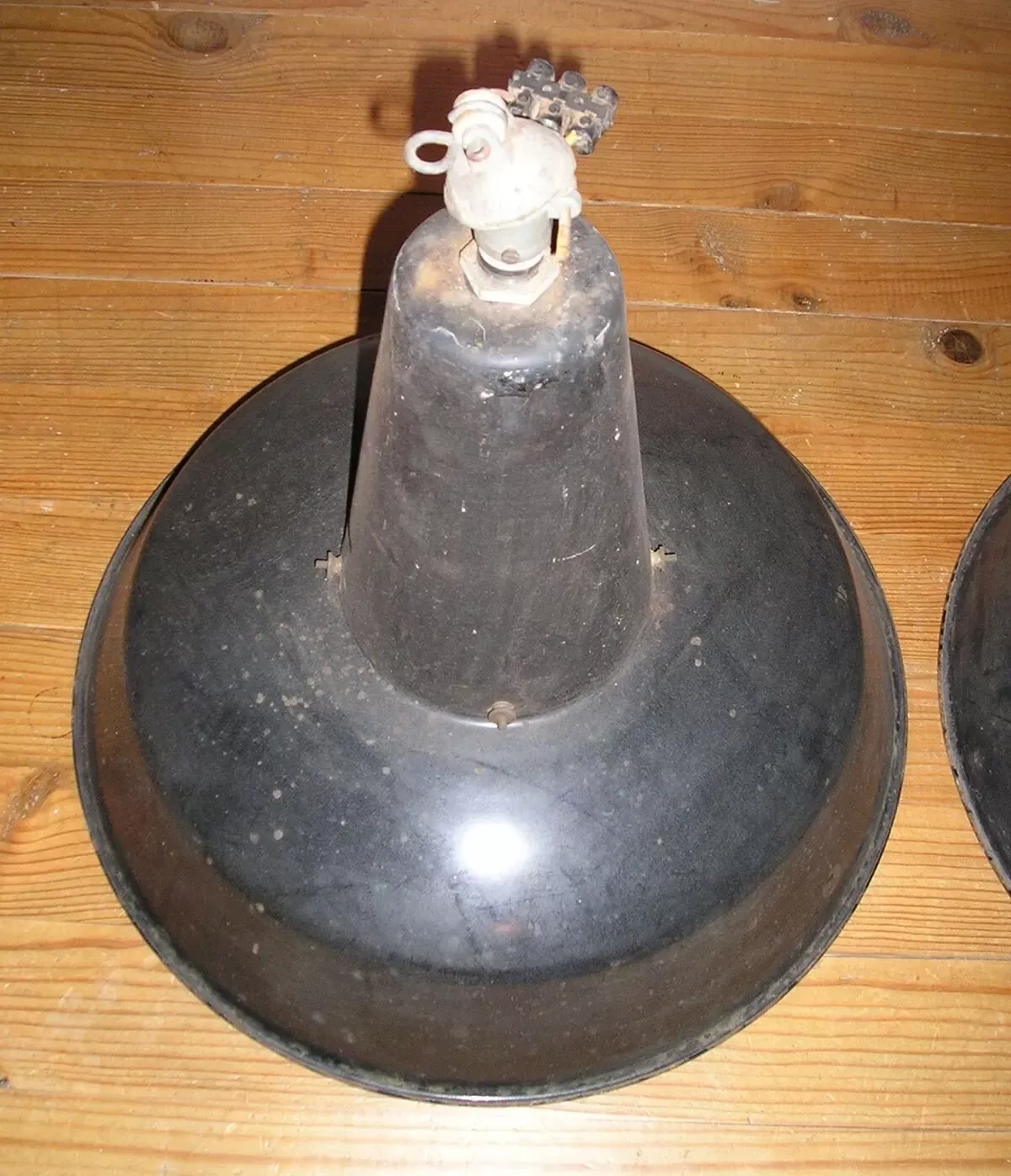 Illustration numéro 5 du produit Paire de suspensions en tole émaillée