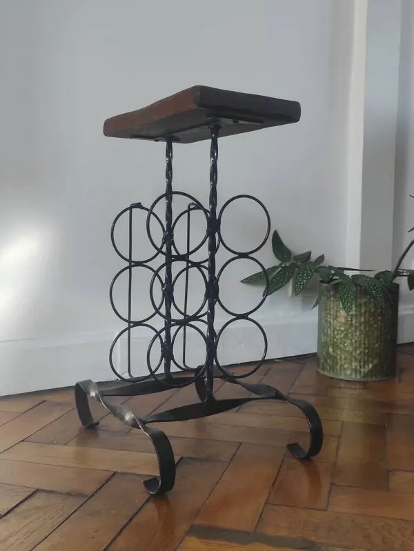 Illustration numéro 5 du produit Table d'appoint, porte-bouteilles brutaliste en fer forgé et bois mass