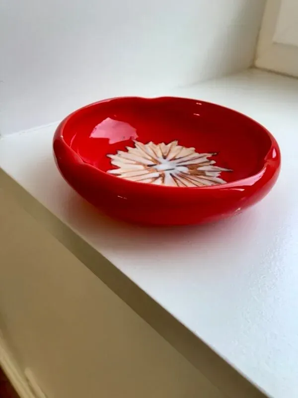 Illustration numéro 5 du produit Cendrier en céramique rouge signé Vallauris design années 70