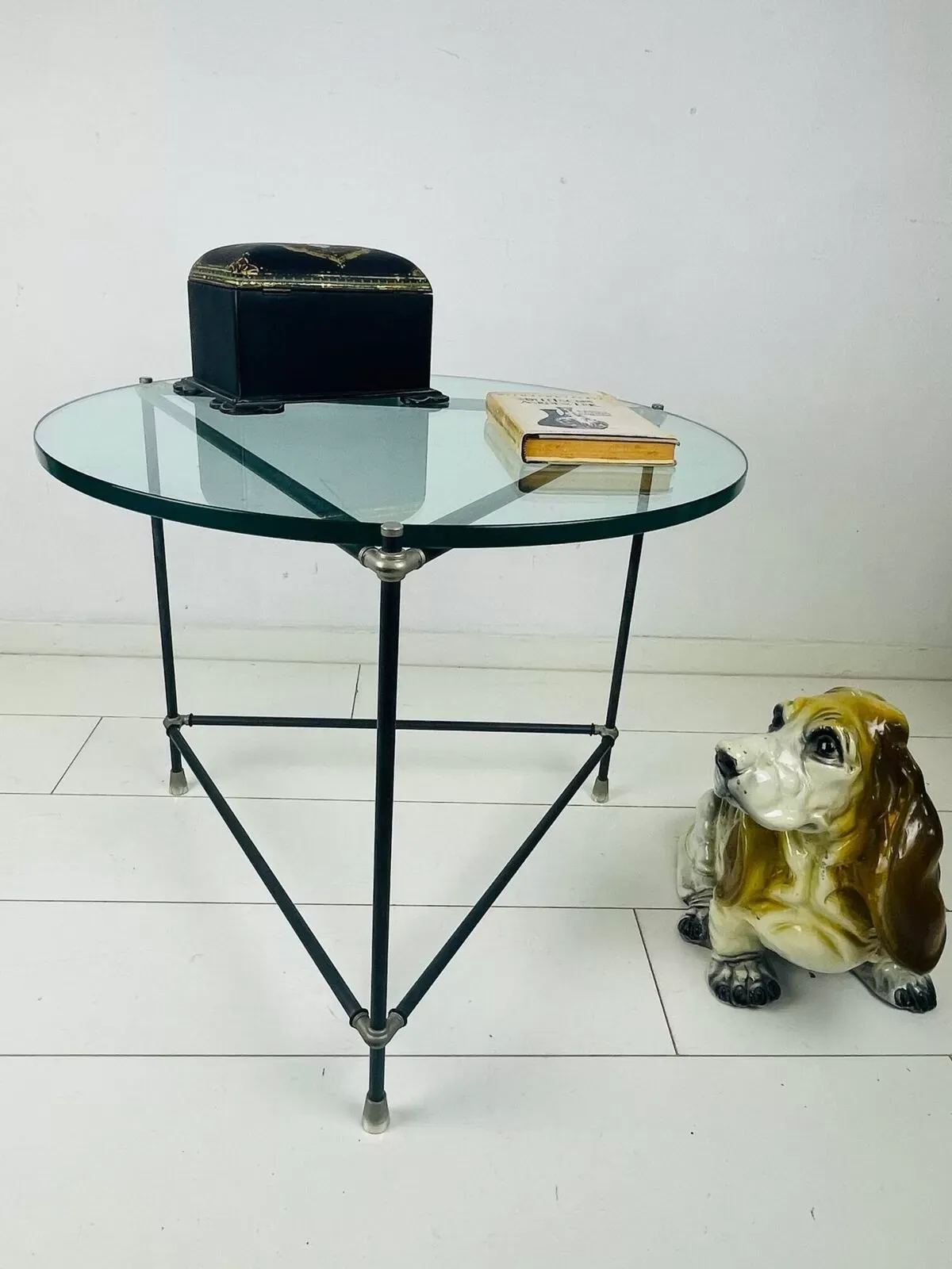 Illustration numéro 5 du produit Table d'appoint ronde vintage. Table basse ronde en verre épais. Table de design industriel robuste.