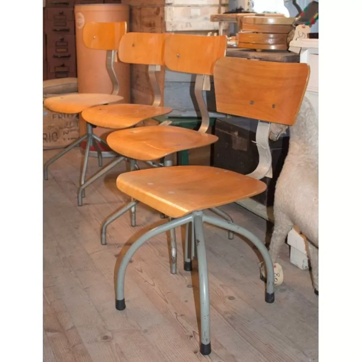 Illustration numéro 5 du produit Chaise industriel metal et bois