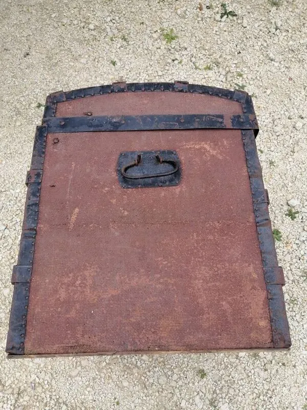 Illustration numéro 5 du produit Malle de voyage ancienne bombee