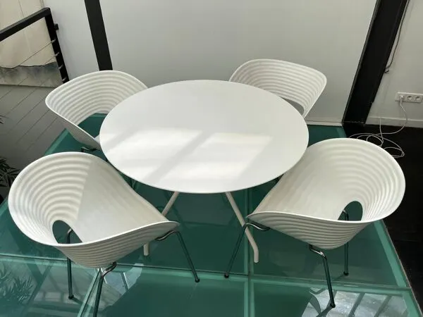 Illustration numéro 5 du produit 4 chaises Tom Vac par Ron Arad et table ronde blanche