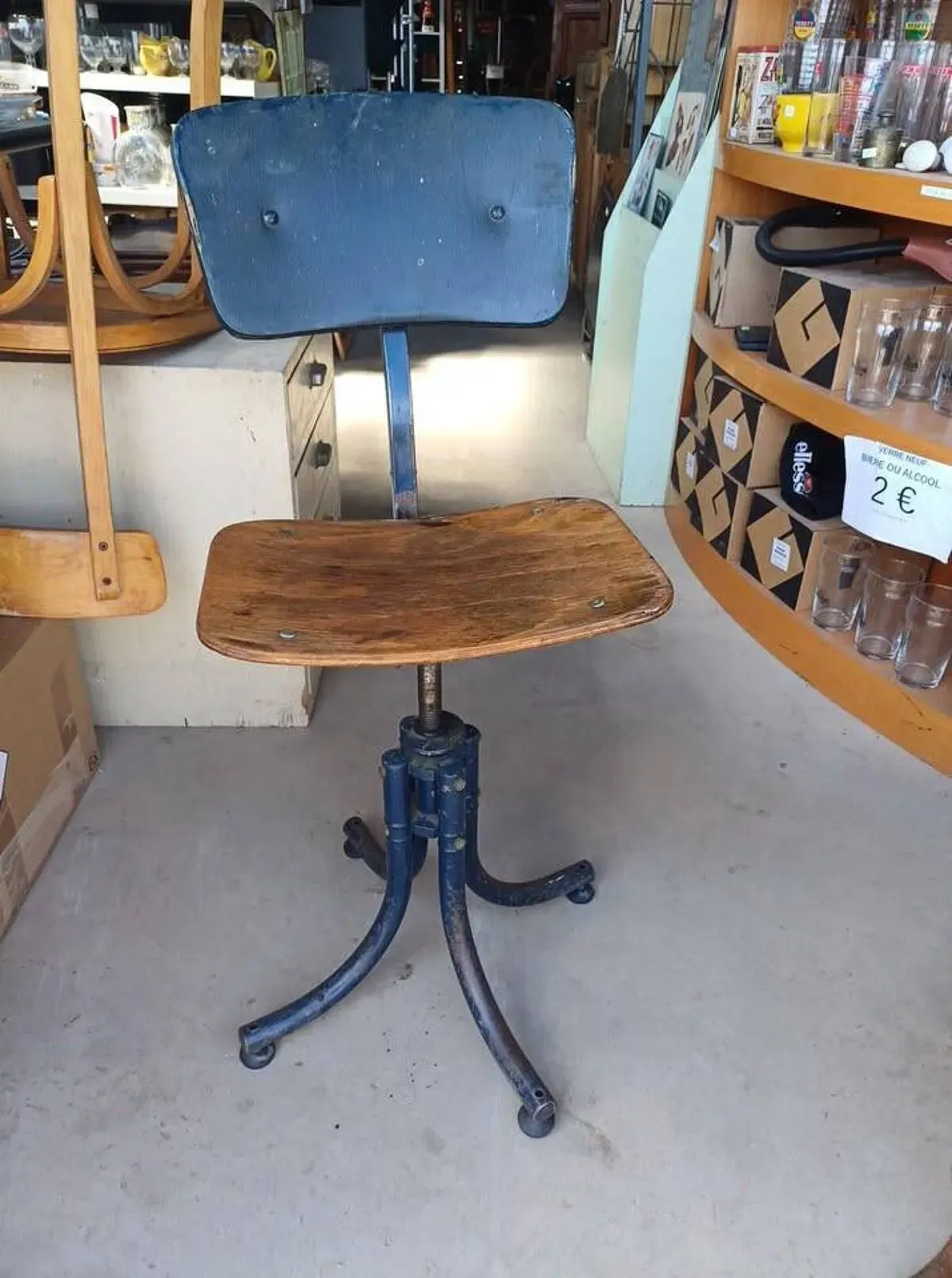 Illustration numéro 5 du produit Ancienne chaise de postier bienaise 1940/50