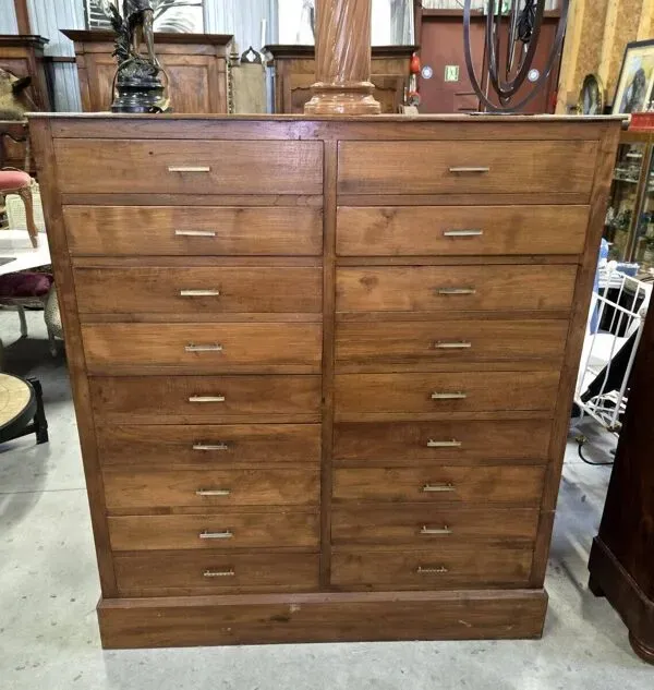 Illustration numéro 5 du produit Ancien meuble de métier à tiroirs en chêne massif époque XIXème