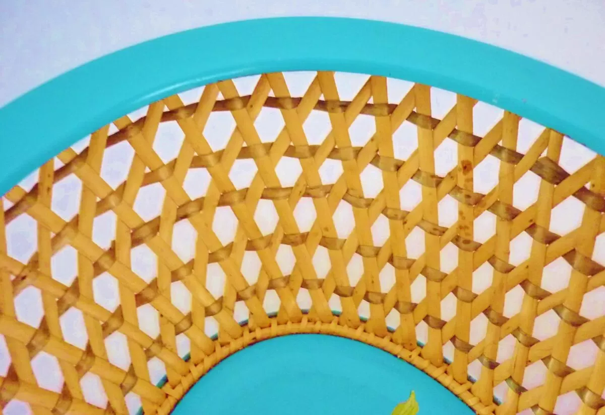 Illustration numéro 5 du produit Corbeille ancienne en tôle peinte et osier tressé, décor de roses