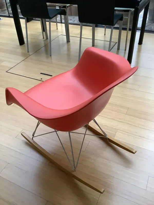 Illustration numéro 5 du produit Fauteuil à bascule de charles Eames par Vitra