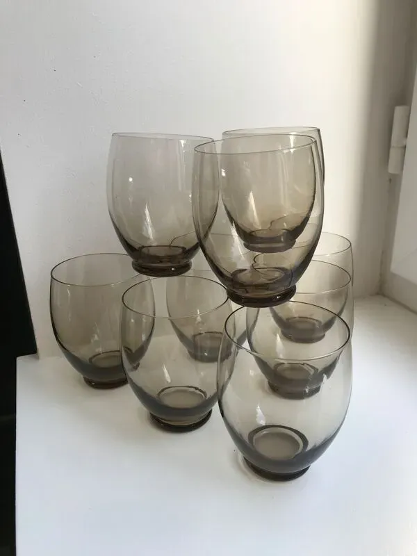 Illustration numéro 5 du produit lot de 9 grands verres à eau design en verre fumé art déco années 30