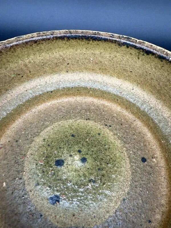 Illustration numéro 5 du produit Grand plat en grès à décor rainuré, dans le goût de Pieter Groeneveldt