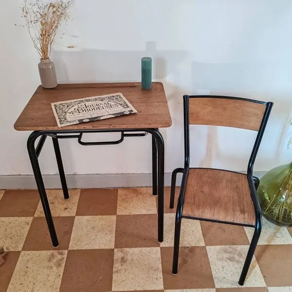 Illustration numéro 5 du produit Ensemble de bureau d'écolier et chaise