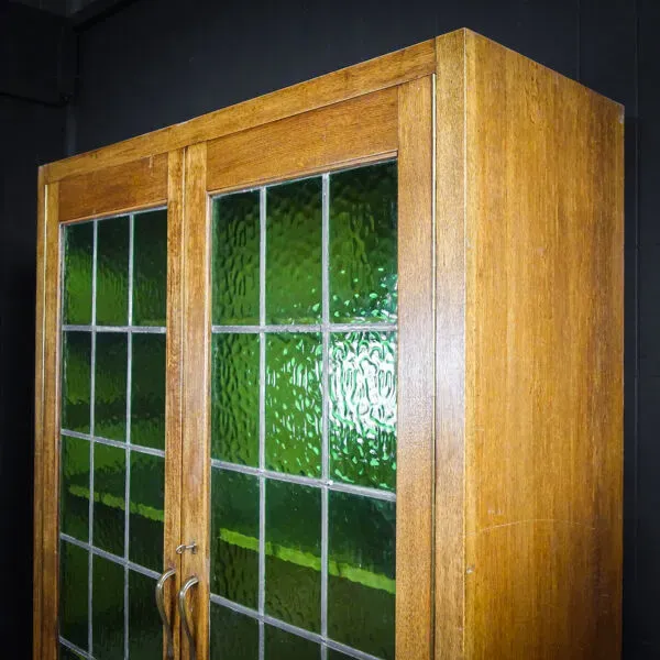 Illustration numéro 5 du produit Bibliothèque antique avec portes en verre souillé Brun / Vert - années 1920