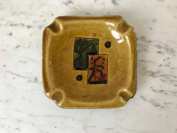 Illustration numéro 5 du produit Cendrier design abstrait en céramique et cuir années 50-60