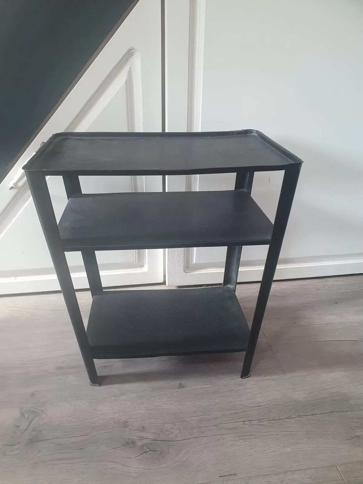 Illustration numéro 5 du produit Desserte en métal noir vintage