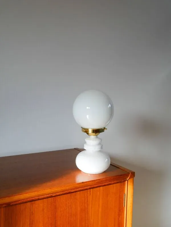 Illustration numéro 5 du produit Lampe globe en opaline blanche, 1960