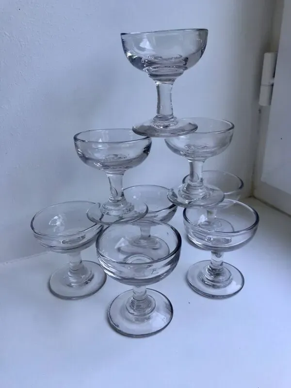 Illustration numéro 5 du produit lot de 9 petits verres à liqueur en verre moulé début XXème