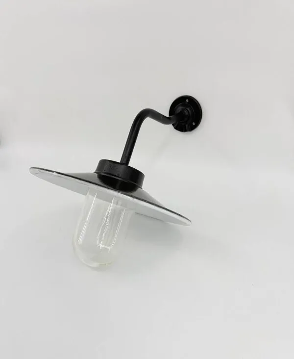 Illustration numéro 5 du produit Lampe de cour