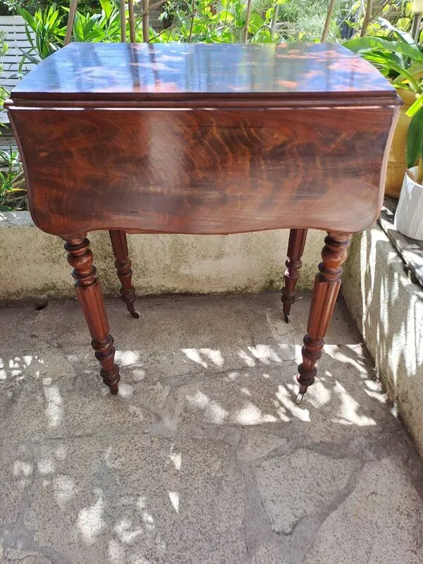 Illustration numéro 5 du produit Table d'appoint repliable pour la toilette ou se maquiller en bois massif vernissé 1920