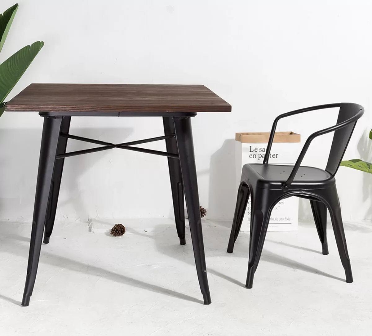 Illustration numéro 5 du produit Fauteuil noir de salle à manger avec accourdoir en métal style Industriel