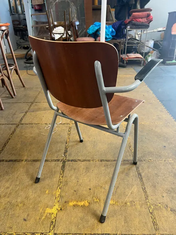 Illustration numéro 5 du produit Lot de 14 chaises d’école scandinaves