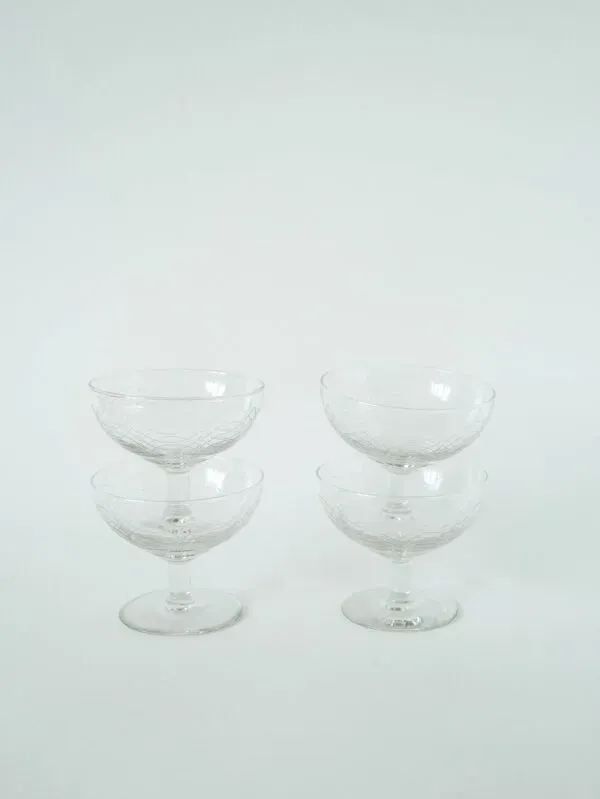 Illustration numéro 5 du produit Lot de 4 coupes à champagne en cristal gravé, motifs arabesques, 1950