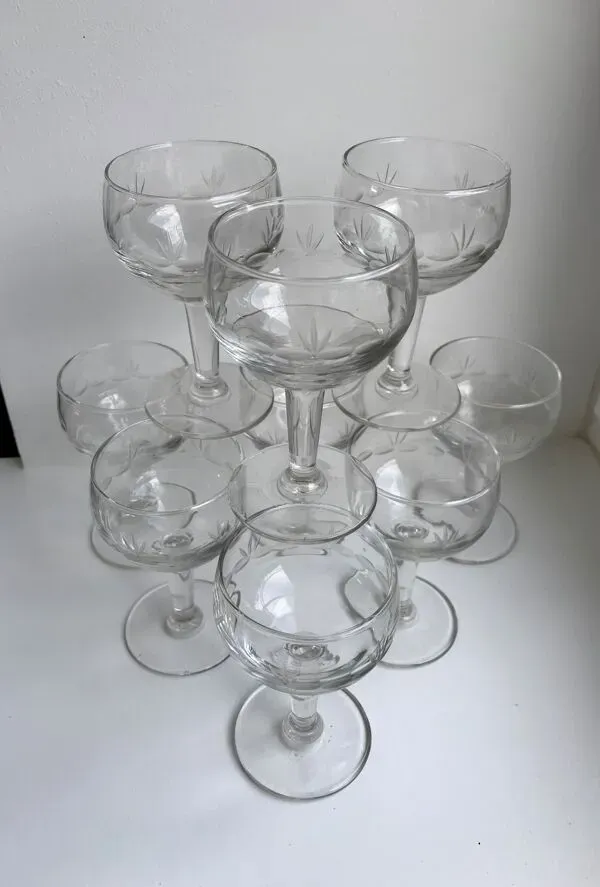 Illustration numéro 5 du produit Lot de 8 verres à vin en cristal gravé années 40-50