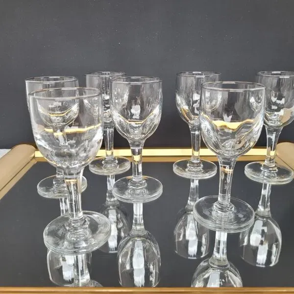 Illustration numéro 5 du produit 7 verres à pied anciens en verre soufflé – années 1930–1950