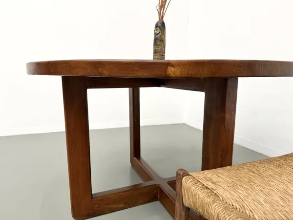 Illustration numéro 5 du produit Table ronde moderniste en orme massif, piètement croisé