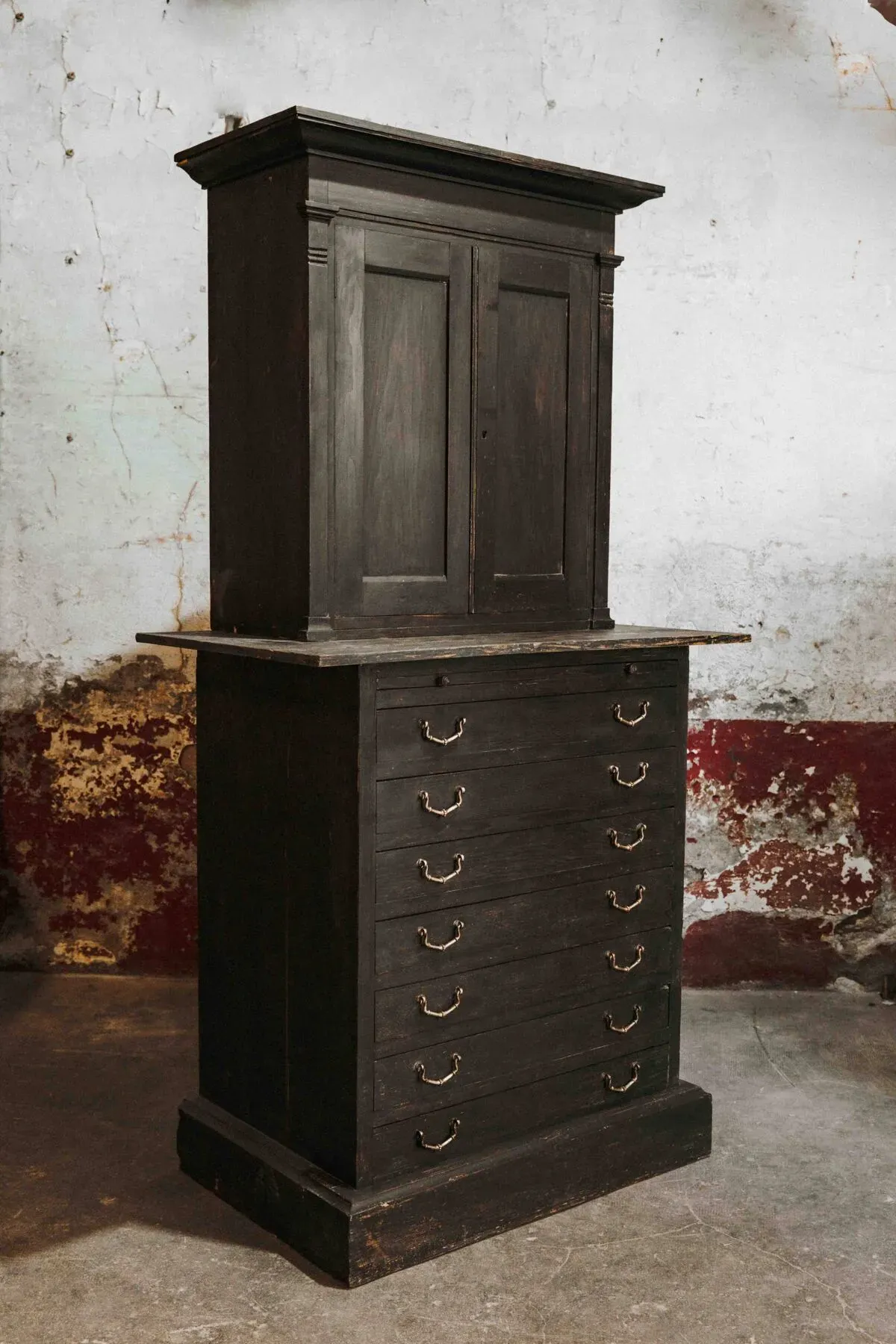 Illustration numéro 5 du produit Exceptionnel meuble de métier de l'atelier des Mérignargues à Nîmes