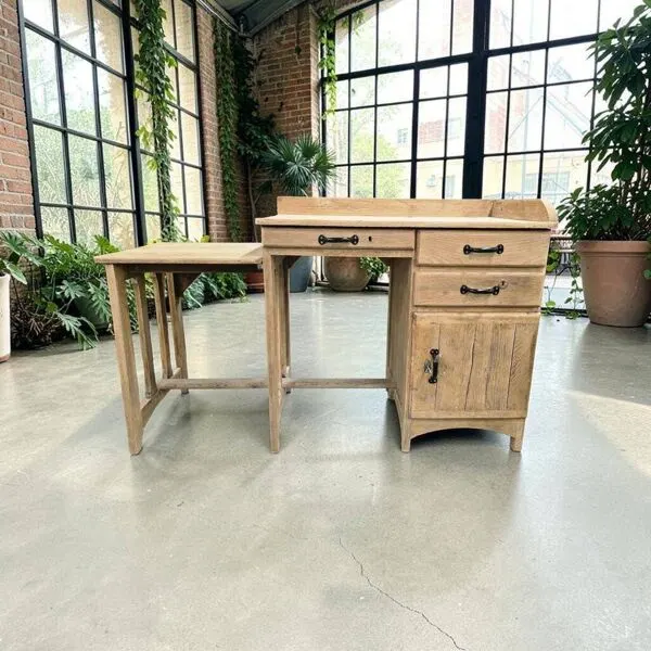 Illustration numéro 5 du produit Bureau, table d'appoint vintage industriel en bois