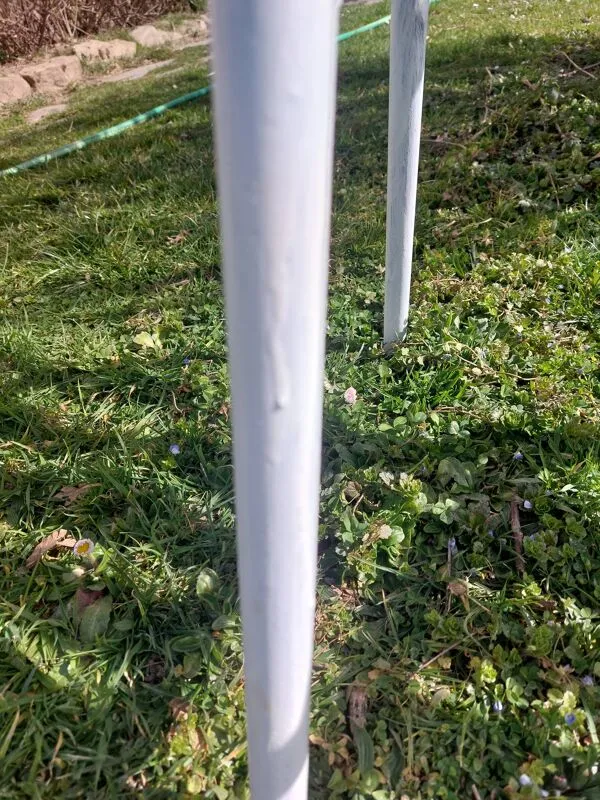 Illustration numéro 5 du produit Paire de chaises blanches en métal, style Tolix