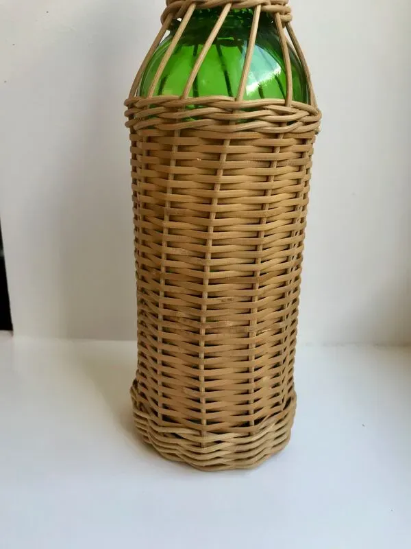 Illustration numéro 5 du produit bouteille entourée de rotin années 70