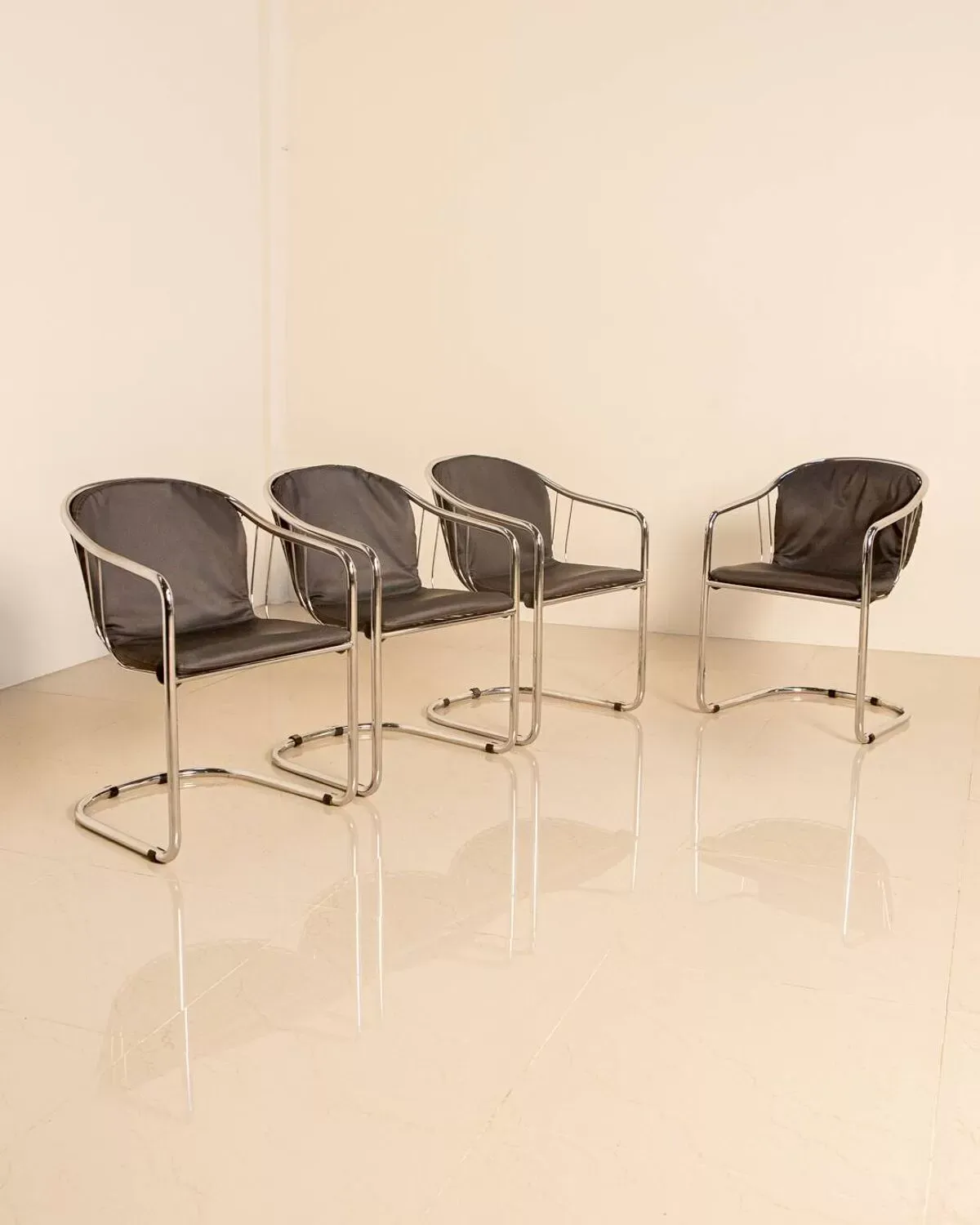 Illustration numéro 5 du produit Ensemble de 4 chaises  80's