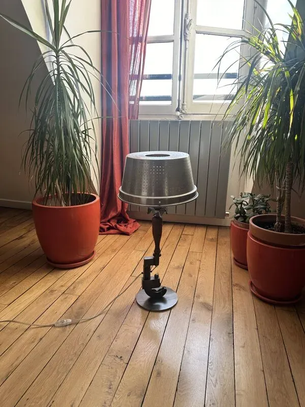 Illustration numéro 5 du produit Lampe de style industriel realisée a partir d'un ancien outil de menuisier