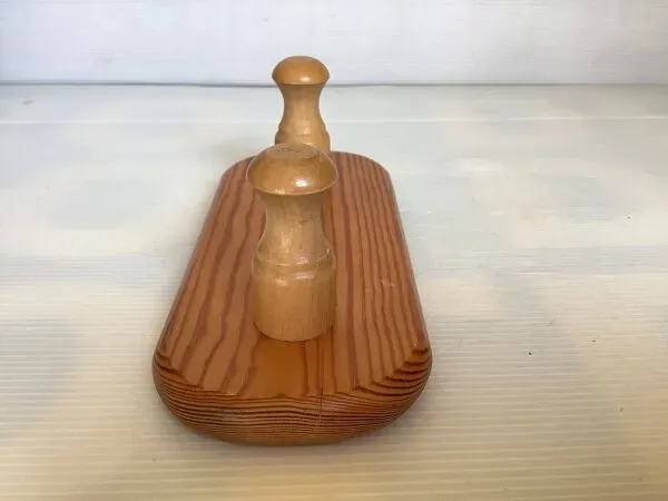Illustration numéro 5 du produit Petit porte manteau en bois deux patères