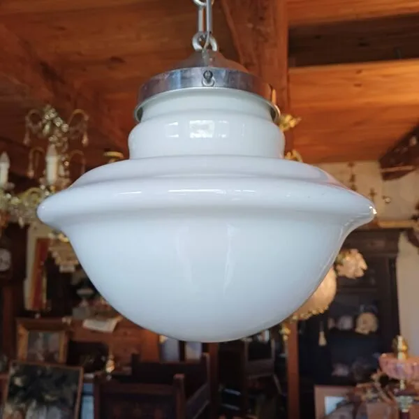 Illustration numéro 5 du produit Lustre en opaline blanche 1940