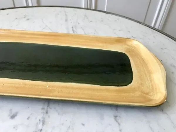 Illustration numéro 5 du produit Plat à cake en céramique émail vert salins modèle ''capvern'' années 60-70