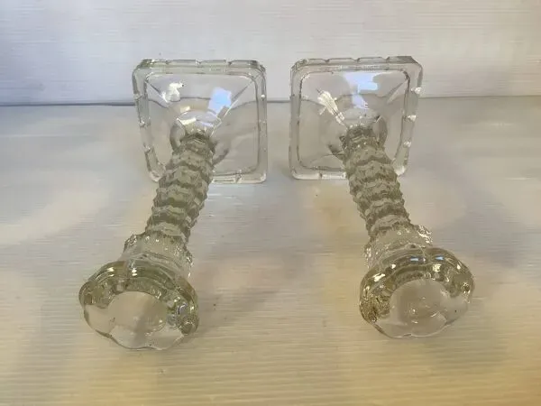 Illustration numéro 5 du produit Paire de bougeoirs haut en forme de fleur base carrée