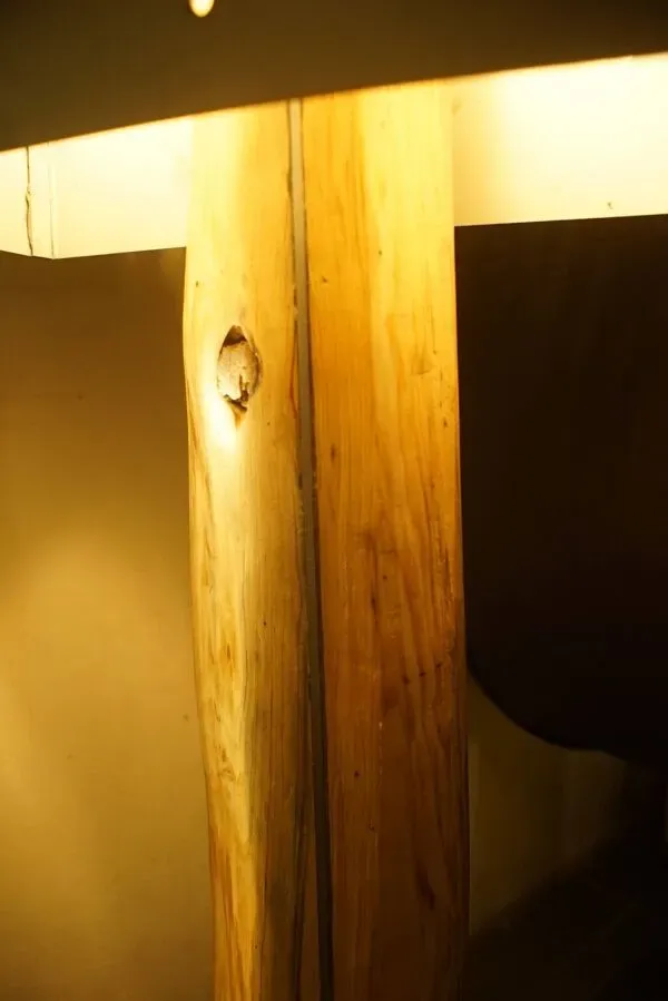 Illustration numéro 5 du produit Lampe haut de gamme de style industriel chic – bois de cèdre et métal