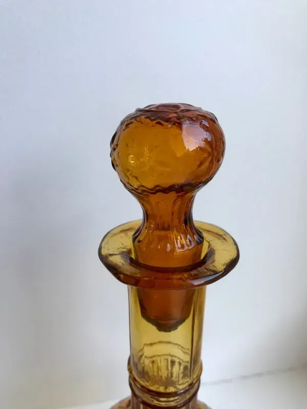 Illustration numéro 5 du produit Carafe ambrée en verre moulé et soufflé années 50