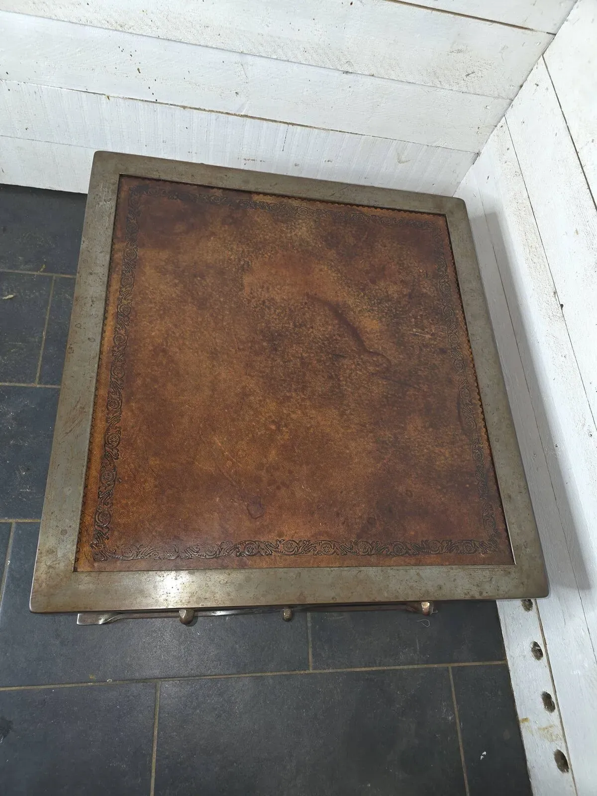 Illustration numéro 5 du produit Table basse vintage en acier et cuir