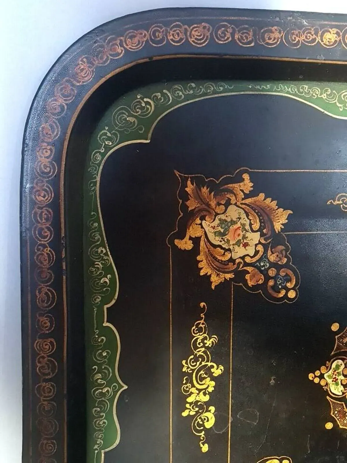 Illustration numéro 5 du produit Grand plateau Napoléon III métal noir peint décor floral. 72x57 cm Bel état B795